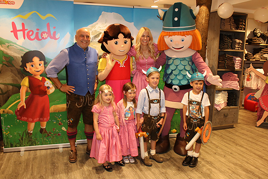 Dr. Axel Munz, Model & Moderatorin Tina Kaiser sowie die Mädchen in Heidi sowie die Jungs in Wickie Trachtenkollektion (©Foto:Martin Schmitz)